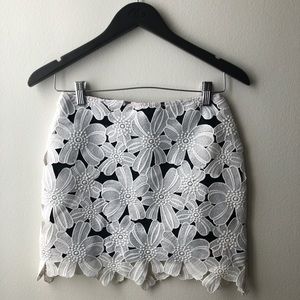 WHITE FLORAL EMBROIDERED MINI SKIRT